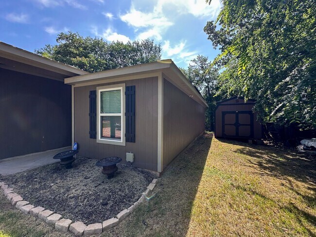 Building Photo - Azle, TX 3 Bedroom / 2 Bath / 2 Car Garage