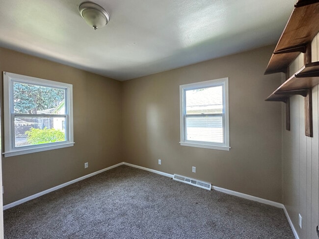 Building Photo - 806 15th Ave S