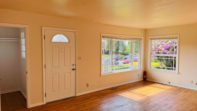 Foto del edificio - Exceptional 4 bedroom, 1 3/4 bath Two-Stor...