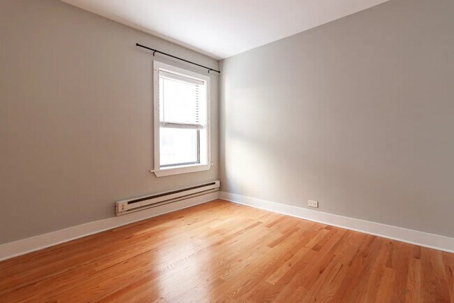 Foto del edificio - 3720-3725 N Pine Grove Ave