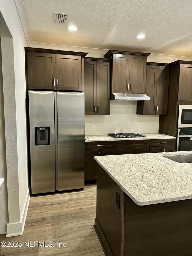 Building Photo - 405 Crestview Dr