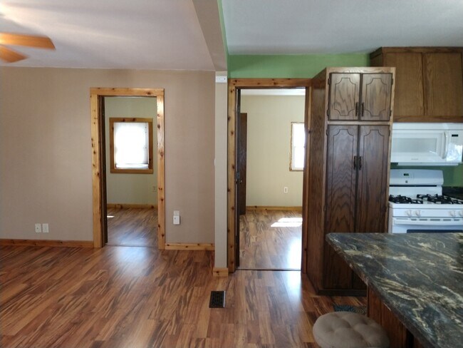 Building Photo - Neat, Clean and Cozy 2 bedroom Rambler