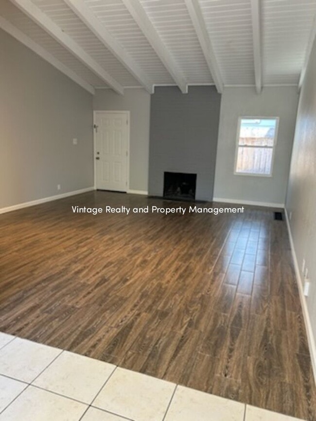 Building Photo - This Updated 2 Bedroom Duplex Is Ready to ...