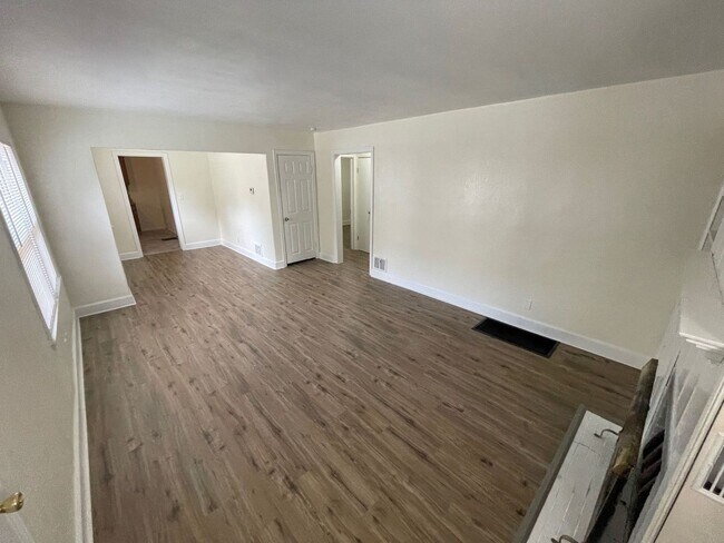 Building Photo - Charming 3 bedroom, 1 bathroom home near S...