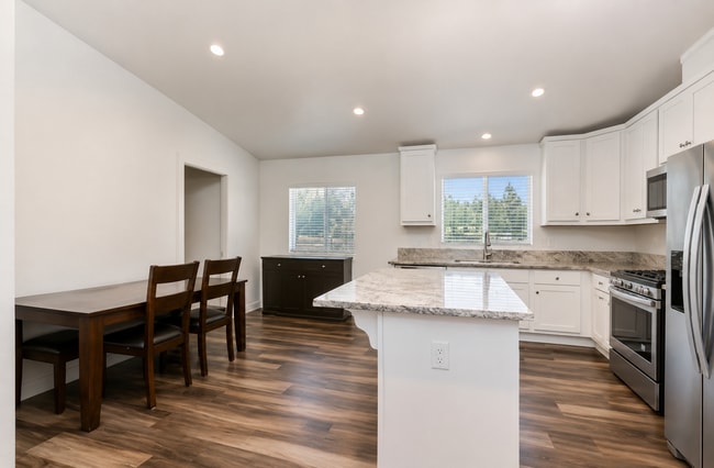 Building Photo - 2605 1/2 Kauana Loa Dr