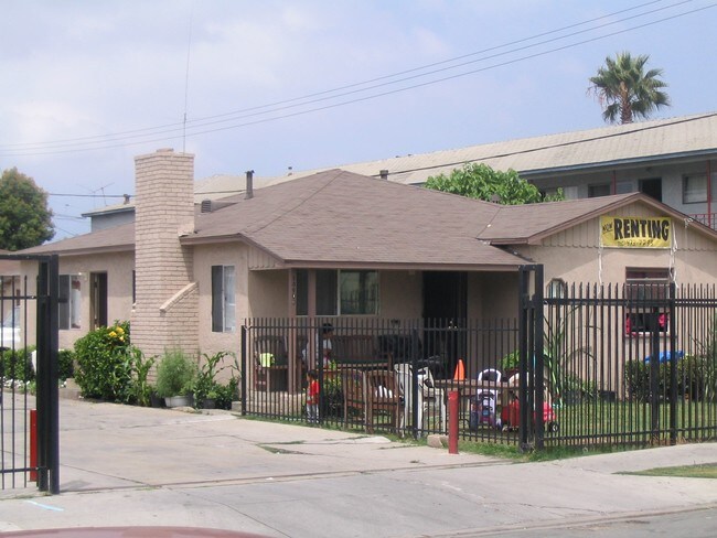 Primary Photo - 14903-14909 Chadron Ave