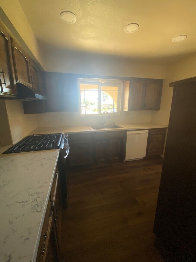 Foto del edificio - Spacious home in Northeast Hanford, central air, quiet cul-de-sac lot!