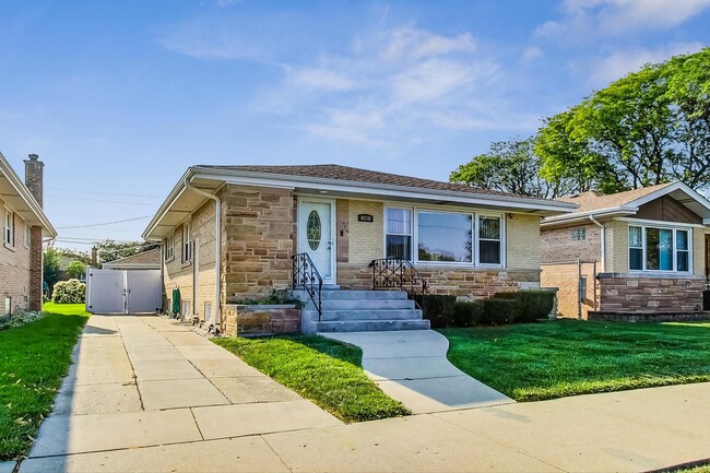 Building Photo - 4850 N Newland Ave