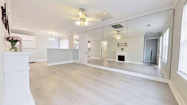 Foto del edificio - 716 Tisbury Ln