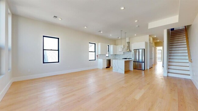 Foto del edificio - 220 Freeman Ave
