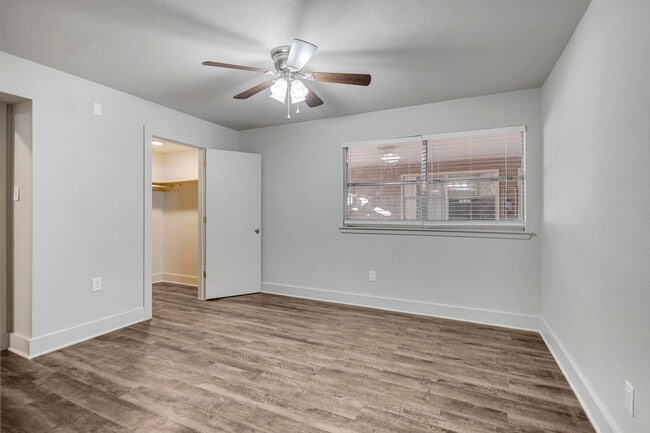 Building Photo - Oxford Pointe Apartments