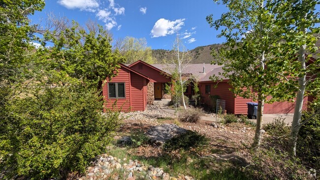 Building Photo - 202 Hillcrest Dr