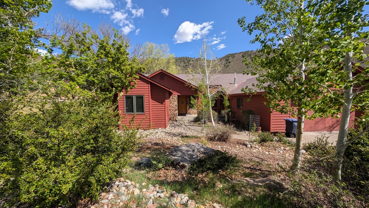 Foto principal - 202 Hillcrest Dr