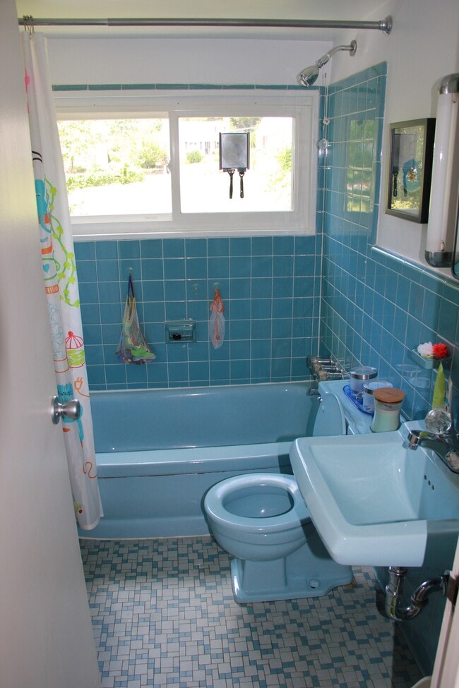 Upstairs bathroom - 3700 Kennedy Street