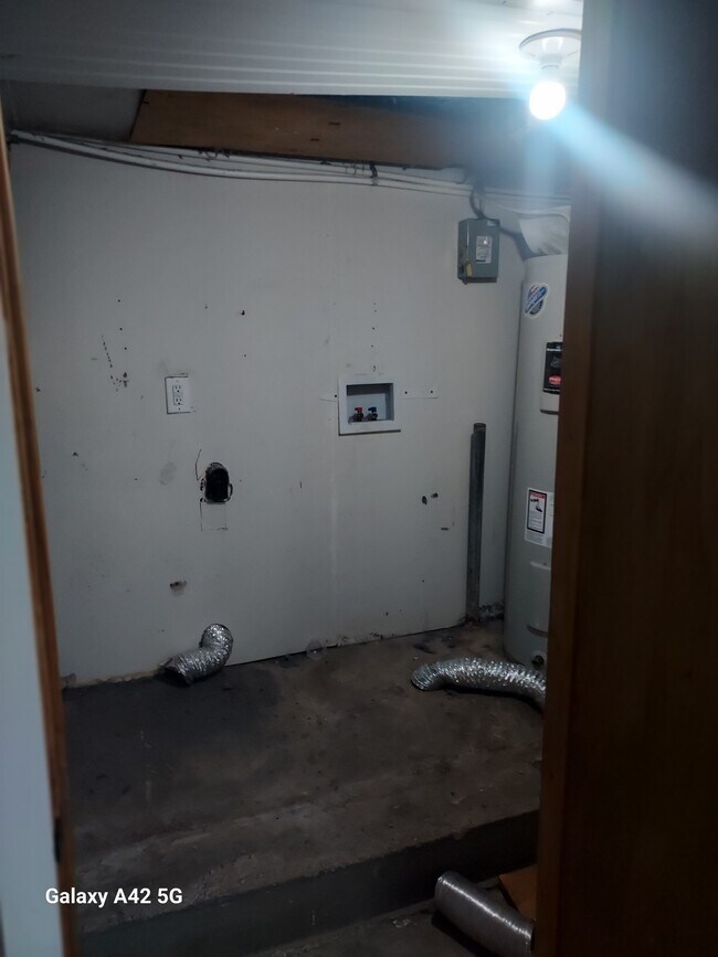 Conexión para lavadora en el sótano - 835 W Wyeth St