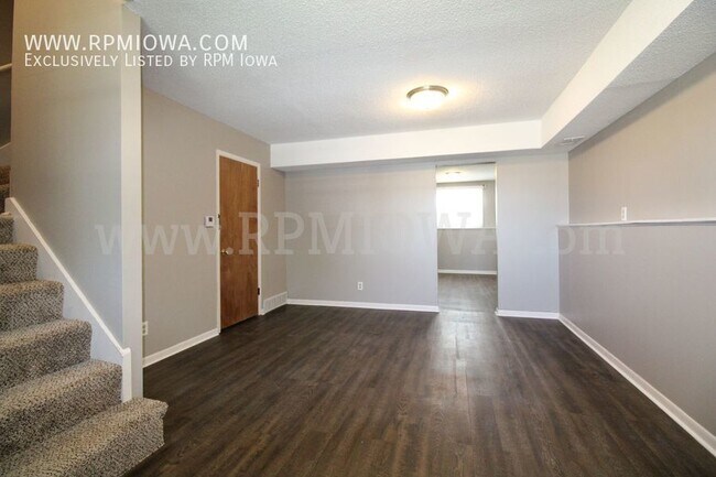 Building Photo - NEWLY UPDATED!! 3 Bedroom, 1.5 Bath Duplex...
