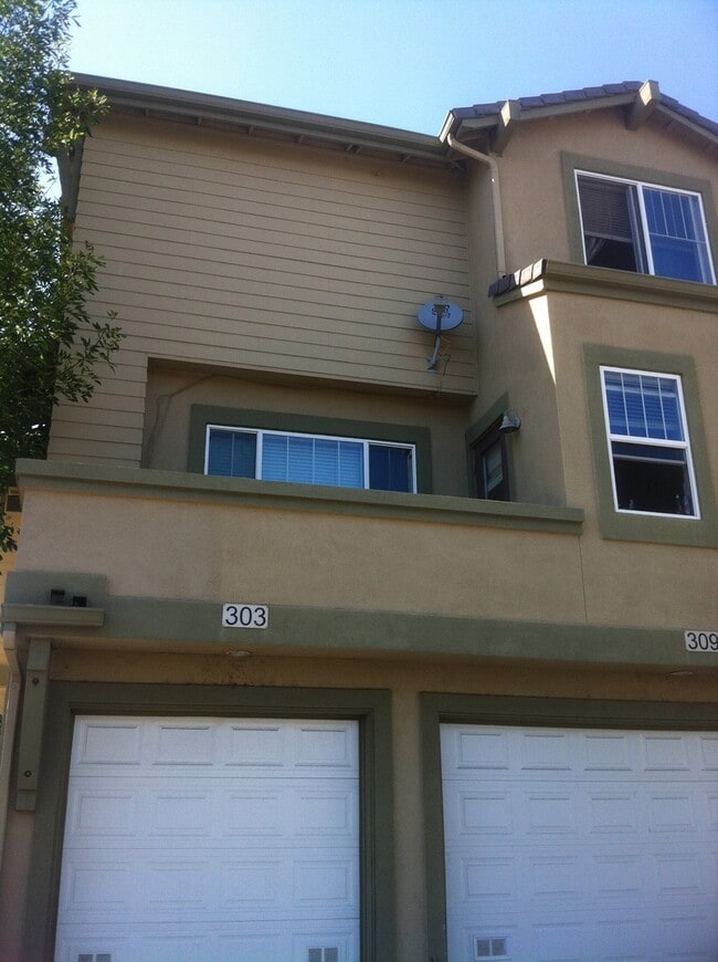 Building Photo - End unit ownhouse with garage walking dist...