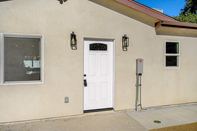 Foto del edificio - 7649 Thousand Oaks Dr