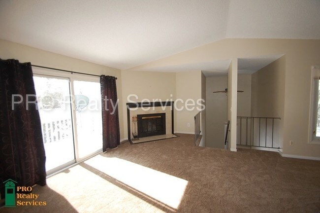 Building Photo - Two Bedroom Townhome in Woodbury!