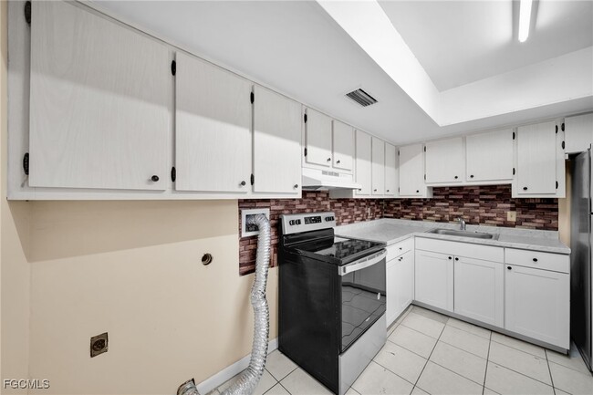 Building Photo - 4824 Lucaya Dr