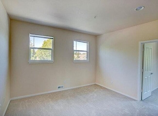 Building Photo - Lifestyle, Location and Convenience