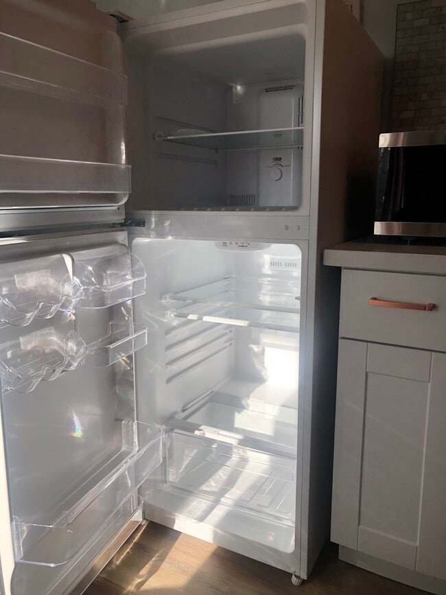 Full Size Apartment Refrigerator - 435 Lincoln Ave