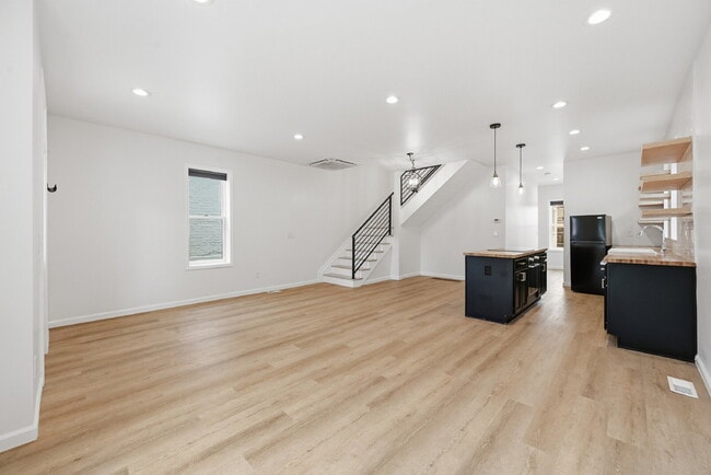 Building Photo - $2,750.00, 1-bed , 2-bath Home in Denver with additional Flex Room and Fenced in Backyard.
