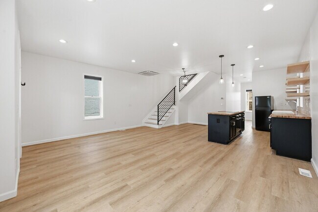 Foto del edificio - $2,750.00, 1-bed , 2-bath Home in Denver with additional Flex Room and Fenced in Backyard.