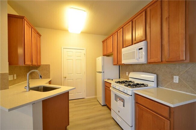 Building Photo - 16100 S Great Oaks Dr