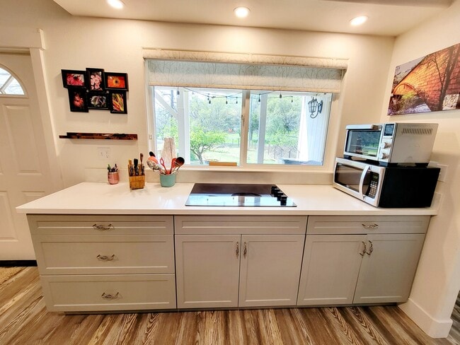 Kitchen - 10301 Wolf Dr