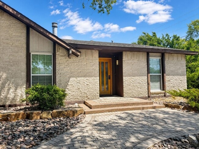 Building Photo - 11067 Wallbrook Dr