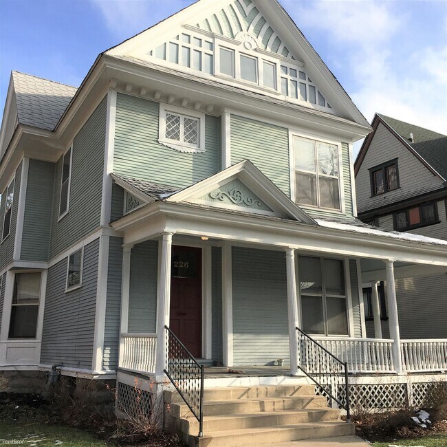 Building Photo - 226 College Ave NE