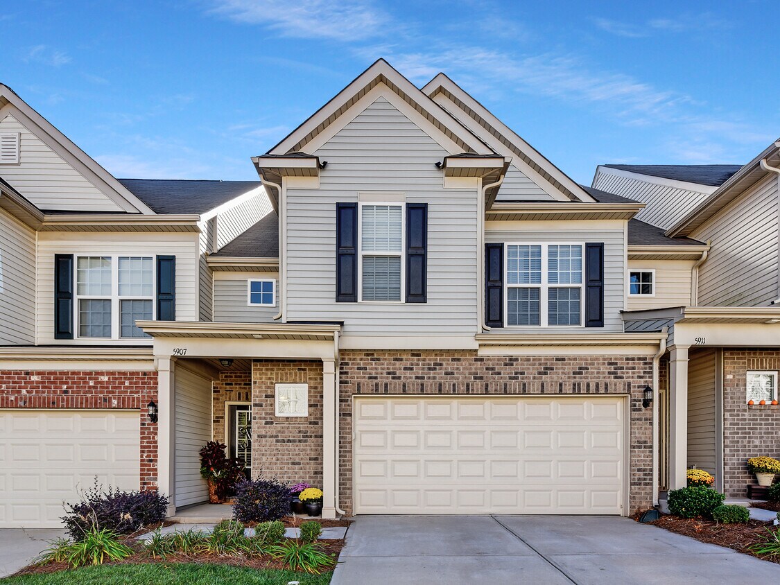 Foto principal - 5907 Carrollton Ln