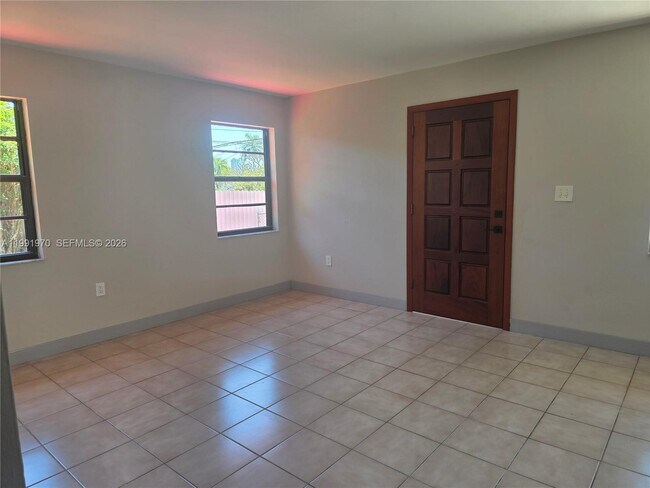 Building Photo - 2331 SW 31st Ave