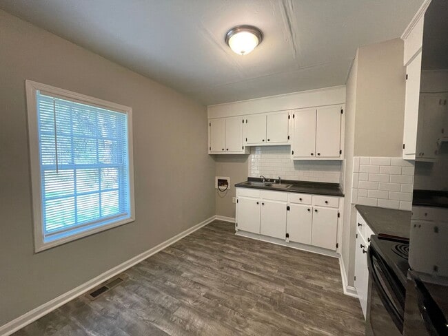 Building Photo - DISTRICT 6 - 3 bedroom - Tour today!