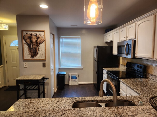 Building Photo - Room in Townhome on Big Bass Dr