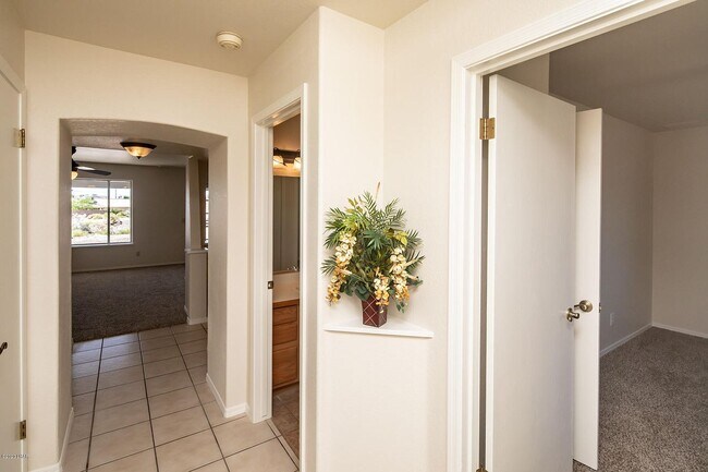 Entrada - 3515 Mockingbird Dr