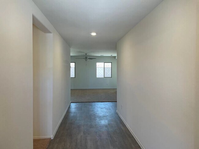 Foto del edificio - 541 W Black Hawk Pl