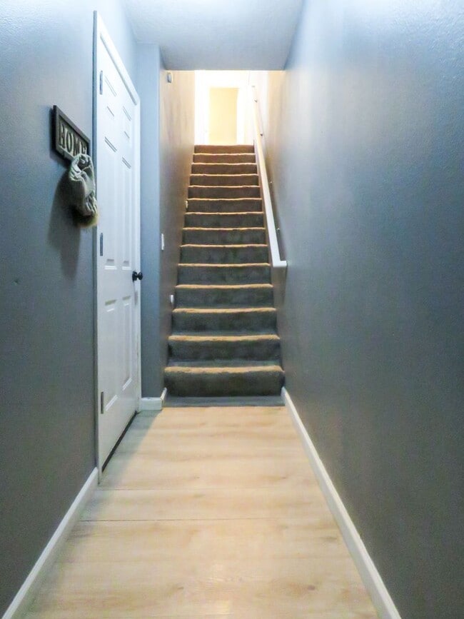 Building Photo - 2 Bedroom Plus Bonus Room - Tigard Townhom...