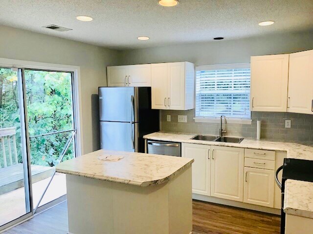 Kitchen - 9100 Charminster Ct