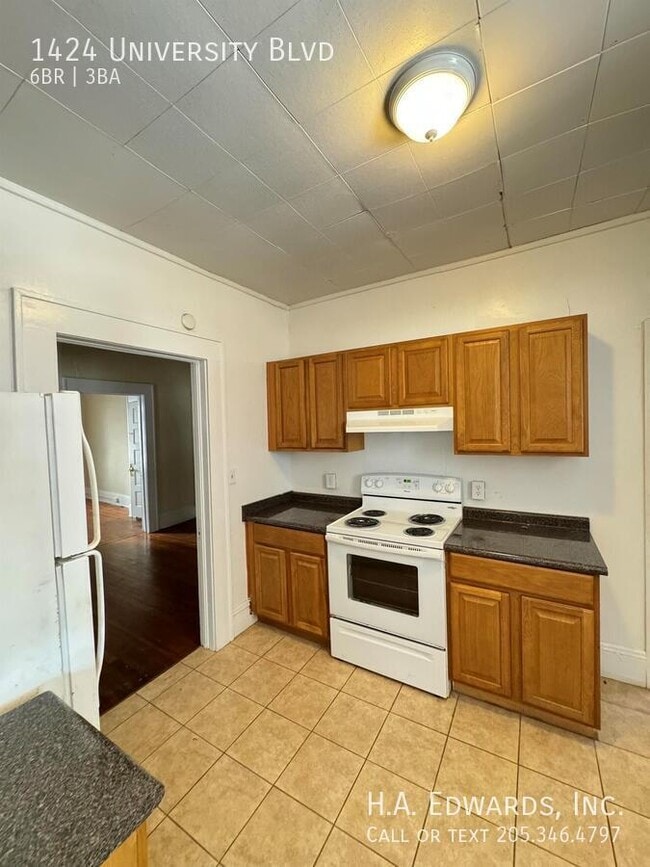 Building Photo - 1424 University Blvd