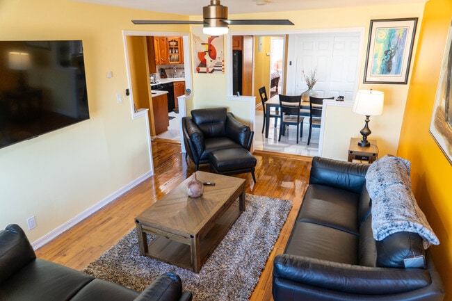 Building Photo - 1042 E 93rd St