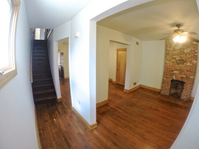 Building Photo - 8/1 Updated 4 Bed House, Fenced-In Yard, Q...