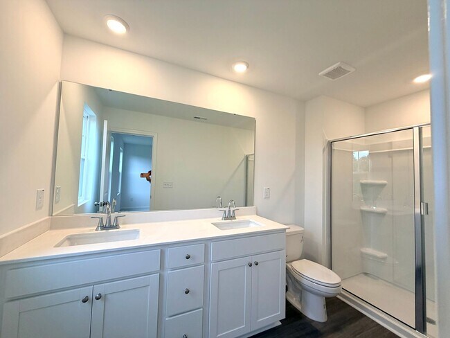 Building Photo - ~~ Luxurious End Unit 3-bedroom Townhome ~~