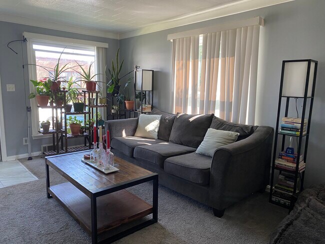 Sala de estar - 528 E Cambourne St