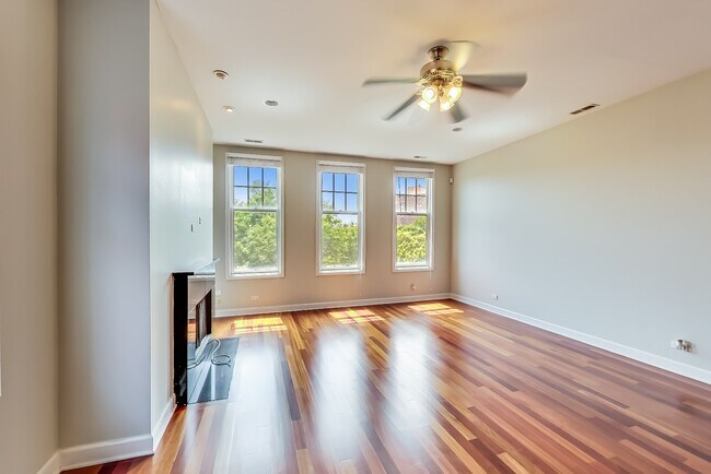 Foto del edificio - Available July 1st - 3 Bedroom in Wicker Park