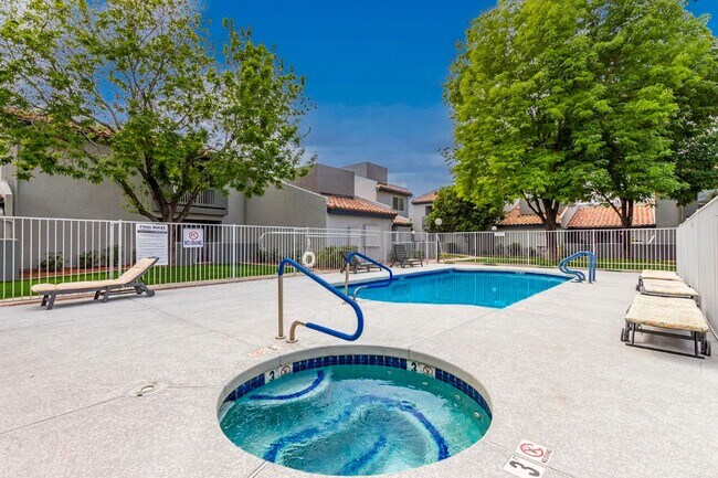 Building Photo - Fully Updated 2 Bed Mesa Condo | Quartz Counters + Pool & Spa