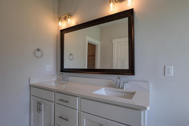 Building Photo - 100 Whitner Dr