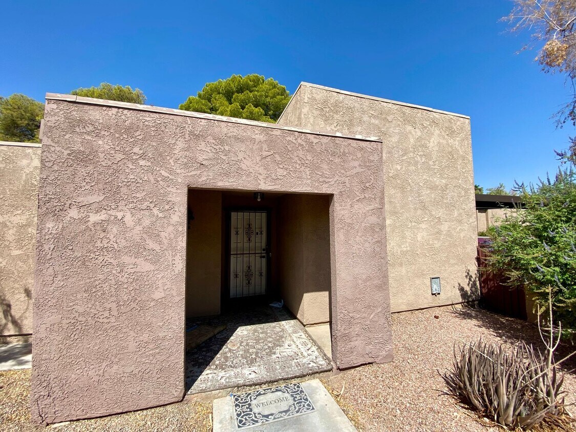 Foto principal - Charming Single-Story 2-Bed 2-Bath Townhou...