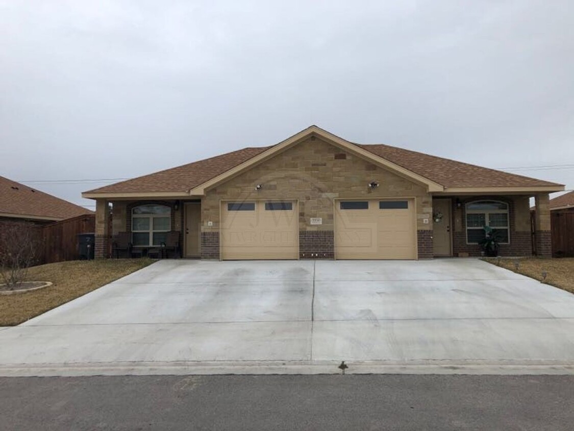 Primary Photo - 5706 Luminous Ln
